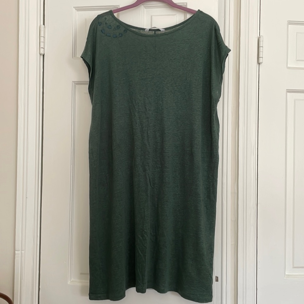 Lightweight dress in deep green.